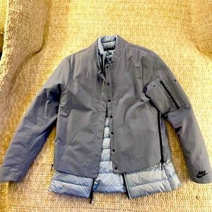 A lightweight 2 in 1 Nike jacket. Light blue, XS. Can wear each coat separately.